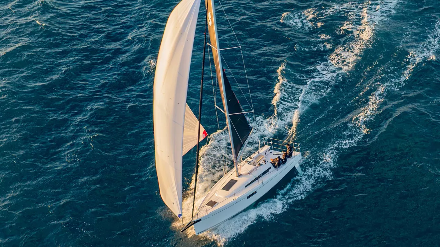 Velero Beneteau First 30 navegando con viento