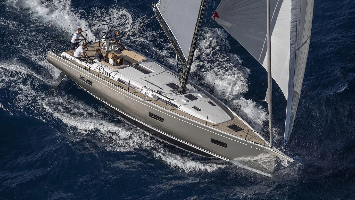 Velero deportivo Beneteau First 44 navegando