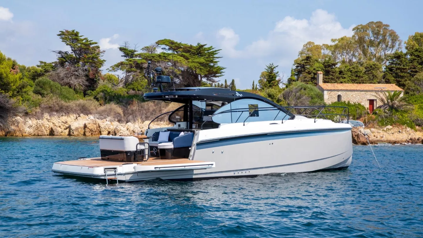 Yate a motor Beneteau Gran Turismo 40 navegando