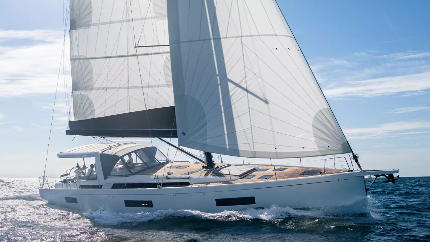 Velero Beneteau Oceanis Yacht navegando en el Mediterráneo